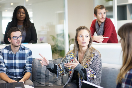 Réunion de travail avec un consultant en marketing digital