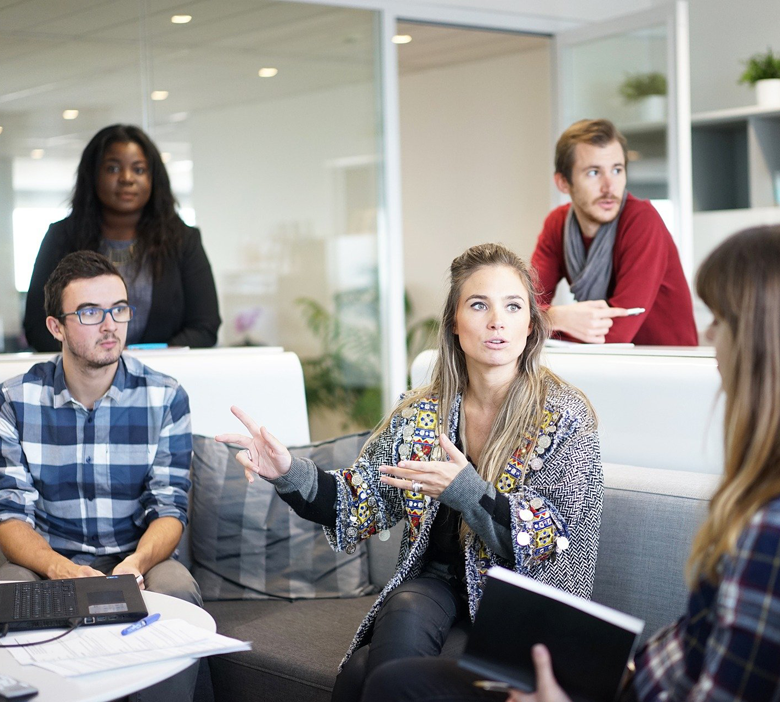 Réunion de travail avec un consultant en marketing digital