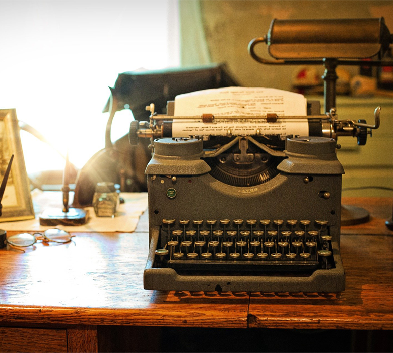 machine à écrire vintage posée sur un bureau