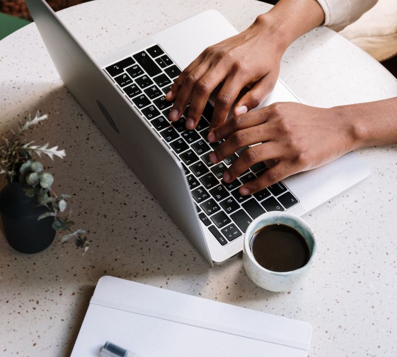 Mains pianotant un clavier d'ordinateur