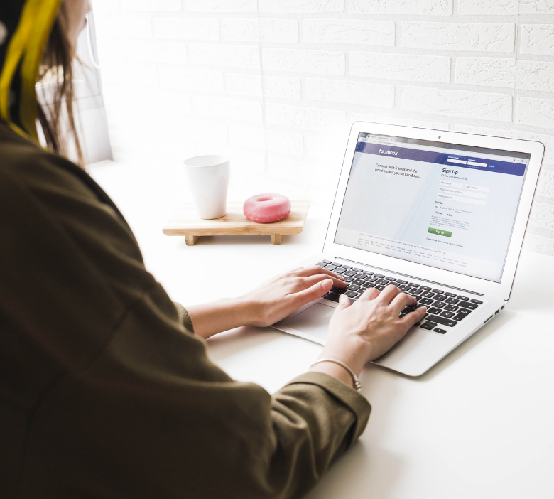 Ecran d'ordinateur avec connexion Facebook